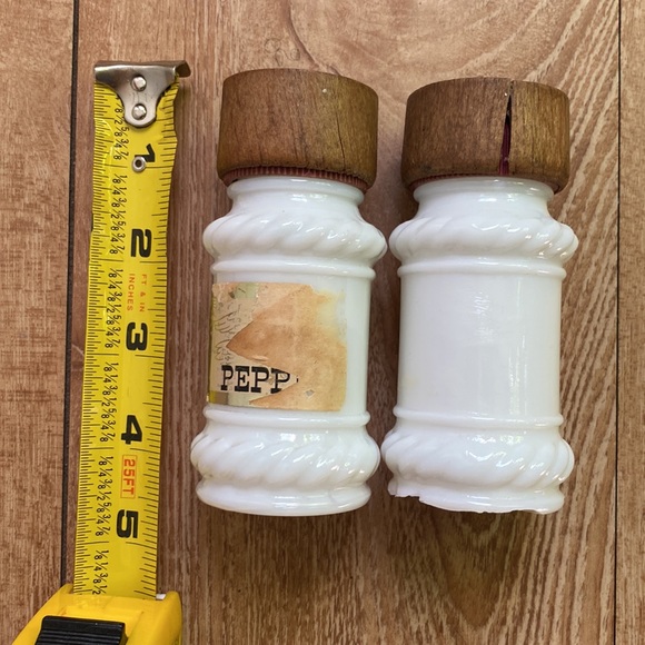 Vintage milk glass salt & pepper shakers - Picture 9 of 9